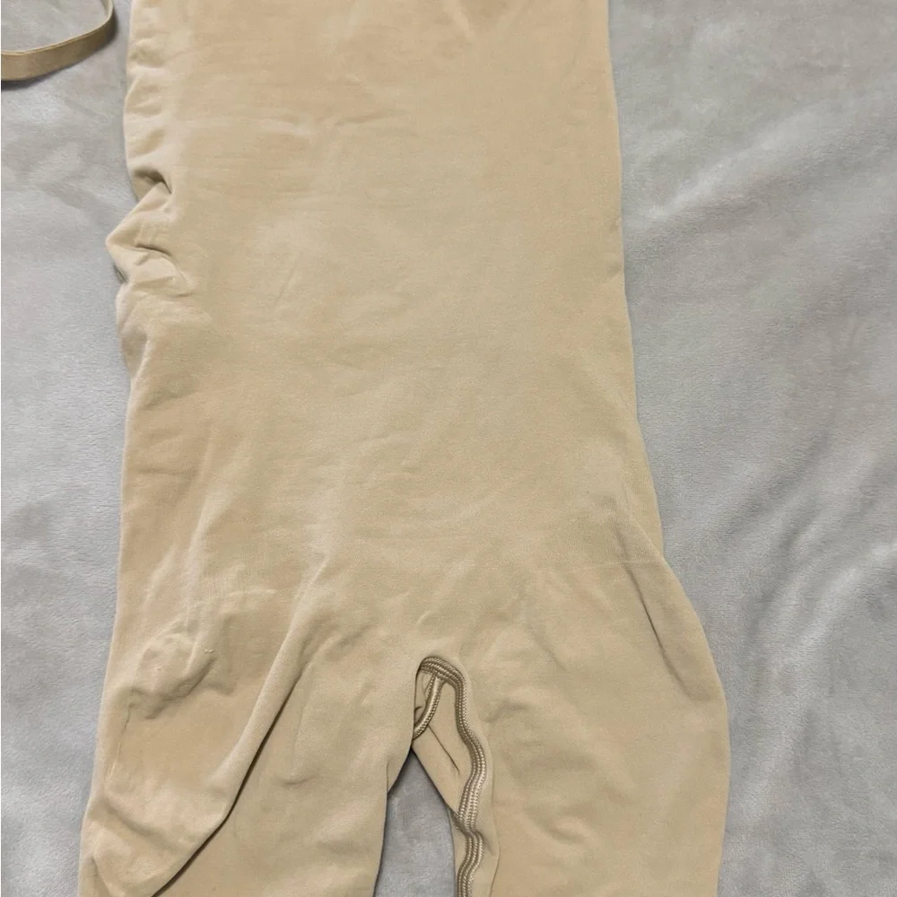 SKIMS Shapewear Set in Black and Tan - Picture 5 of 7